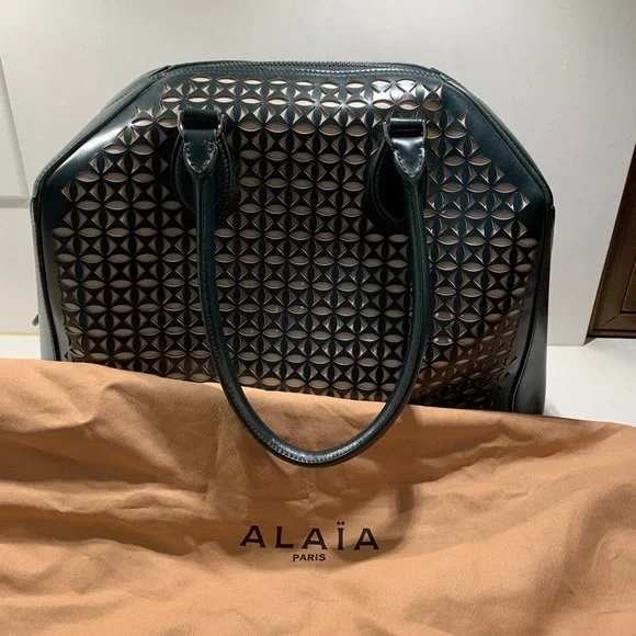 NWT Alaia Large Laser Cut Handbag with pouch and mirror. Black. $3500 retail - Picture 9 of 17